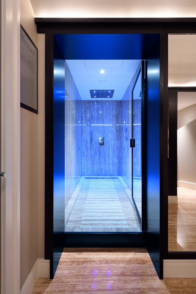 A zona do duche, no Wellness and Fitness Center.