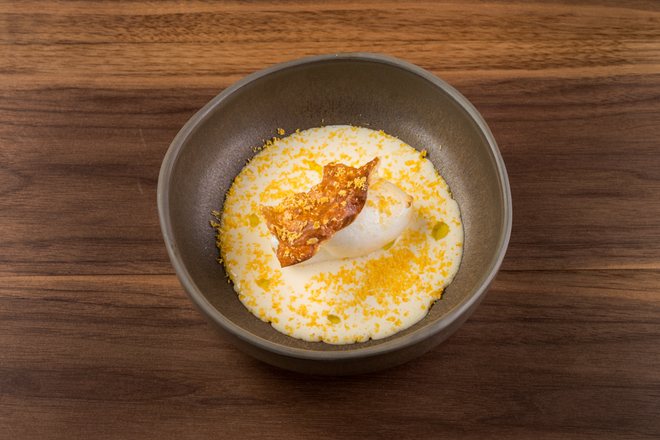 Farofia com folha de limoeiro e gema de ovo curada com merengue.