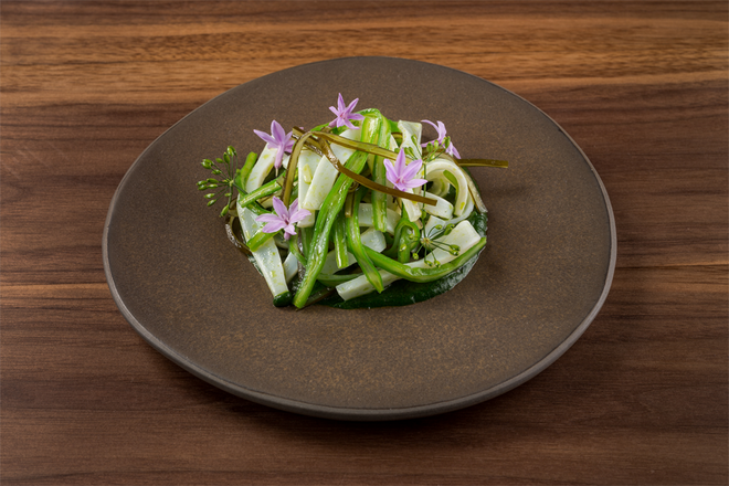 Lula grelhada com feijão verde, grelos e algas.