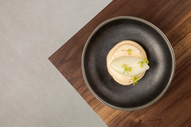 Maçã gelada com creme miso, bolo de centeio e funcho.