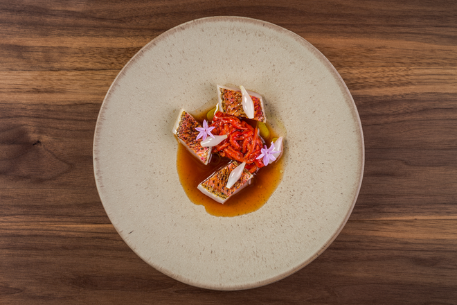 Salmonete da "nossa costa" com caldo de pimentos assados.