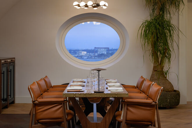 O restaurante Bahr, cuja decoração ficou a cargo de Juan Carmona e André Ribeiro, do TheStudio.