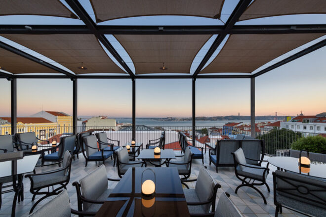 Vista do terraço, uma das relíquias deste hotel.