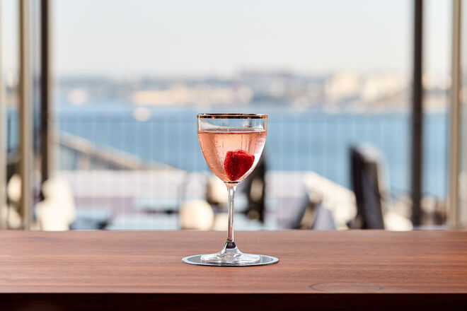 Cocktail D'Martini com vodka, vermute seco e xarope de umeboschi de morango.