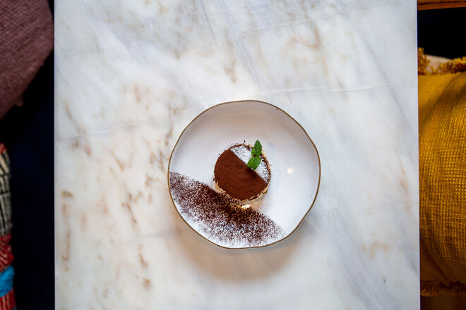 Há vários clássicos para experimentar no departamento das sobremesas, como este tiramisu