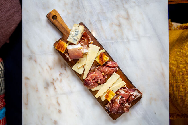 Há tábuas de queijos e charcutaria italianos