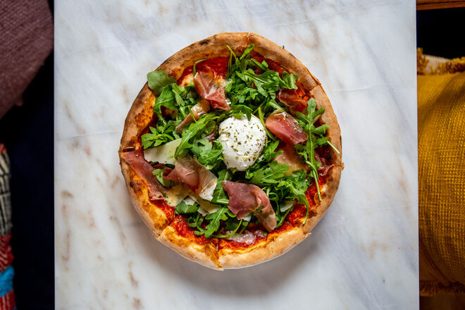 As pizzas de estilo napolitano incluem todos os clássicos, como a Pugliese, com tomate, mozzarela di Bufala, Prosciutto
Parma 18 meses, Parmigiano Reggiano e rúcula