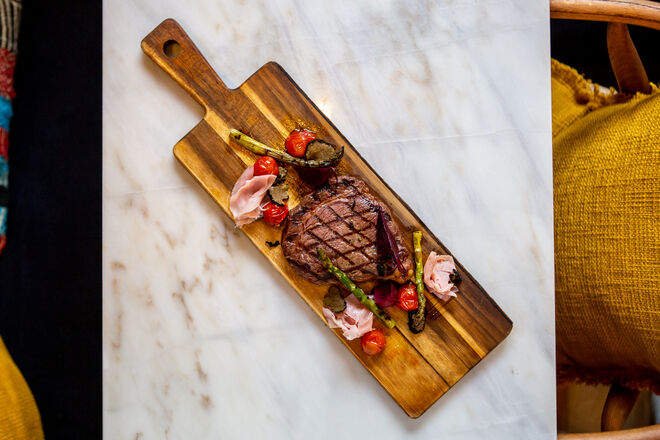 Há duas sugestões de carne, entre elas o entrecôte toscano
