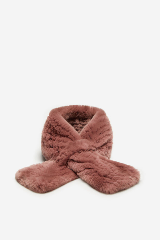 Estola, €69,99, Cortefiel 