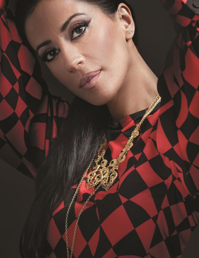 Vestido em poliéster, MSGM, na Stivali; colar e pulseiras, Ana Moura x Portugal Jewels; styling por Susana Marques Pinto, maquihagem por Cristina Gomes; cabelos por Helena Vaz Pereira 
 