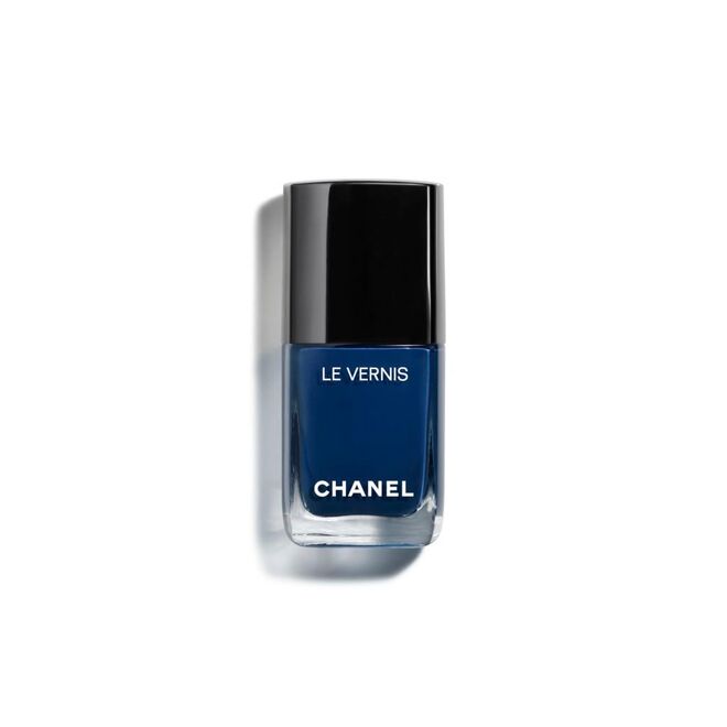 Verniz para as unhas Le Vernis no tom 624 Bleu Trompeur, €26, Chanel