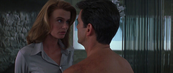 #66 Serena Scott Thomas como Dra. Molly Warmflash em ‘007 - O Mundo Não Chega’ (1999)