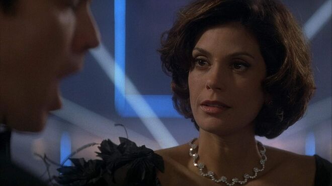#62 Teri Hatcher como Paris Carver em ‘007 - O Amanhã Nunca Morre’ (1997)