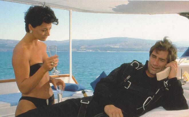 #55 Belle Avery como Linda (Kell Tyler) em ‘007 - Risco Imediato’ (1987)