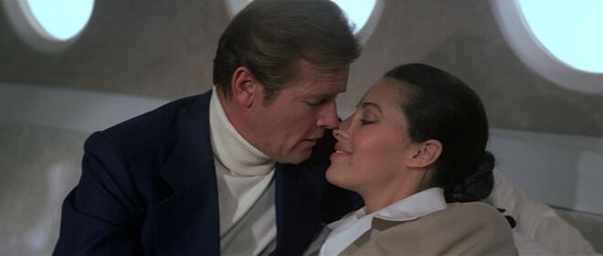 #43 Leila Shenna como a hostess do jato privado em ‘007 - Aventura no Espaço’ (1979)
