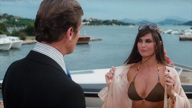 #38 Caroline Munro como Naomi em ‘007 - Agente Irresistível’ (1977)