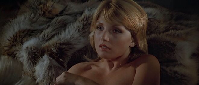 #37 Sue Vanner como Log Cabin Girl em ‘007 - Agente Irresistível’ (1977)