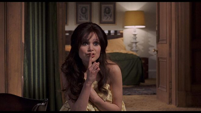 #31 Madeline Smith como Miss Caruso em ‘007 - Vive e Deixa Morrer’ (1973)