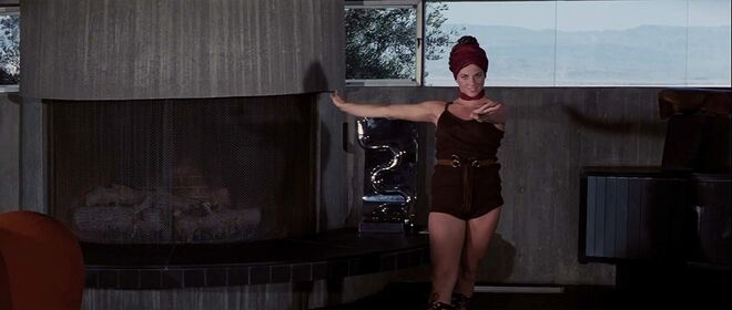 #26 Lola Larson como Bambi em ‘007 - Os Diamantes São Eternos’ (1971)