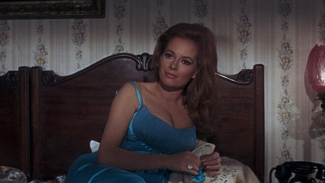 #14 Luciana Paluzzi como Fiona Volpe em ‘007 - Operação Relâmpago’ (1965)