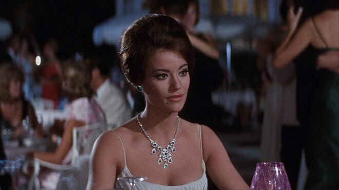 #12 Claudine Auger como Domino Derval em ‘007 - Operação Relâmpago’ (1965)