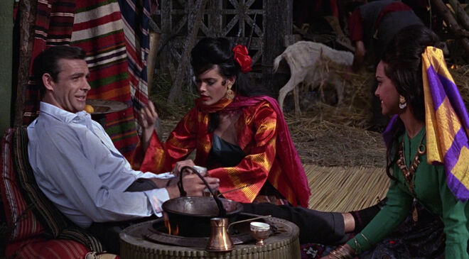 #5 e #6 Martine Beswick como Zora e Aliza Gur como Vida em ‘007 - Ordem para Matar’ (1963)