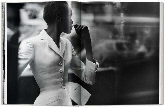 Imagem do interior do livro Peter Lindbergh ‒ Dior, da editora Taschen.  A modleo Alek Wek com o famoso Bar Suit.