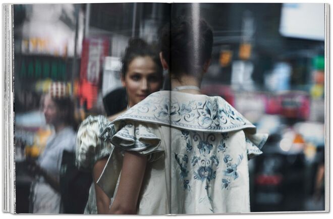 Imagem do interior do livro Peter Lindbergh ‒ Dior, da editora Taschen. 