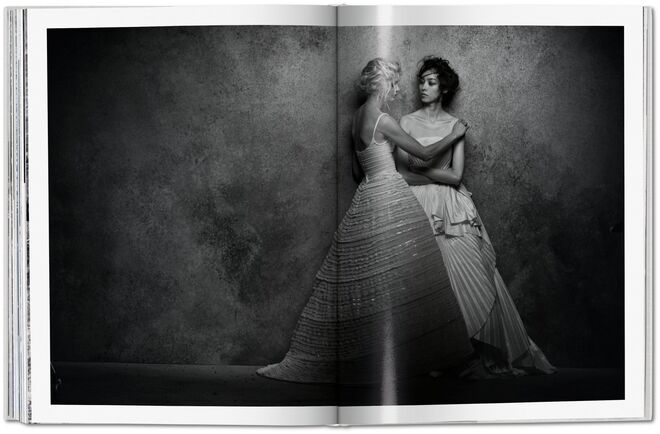 Imagem do interior do livro Peter Lindbergh ‒ Dior, da editora Taschen. 