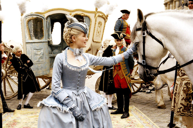 Kirsten Dunst no filme Marie Antoinette, de Sofia Coppola (2006). O vestido azul da imagem faz parte da exposição Marie-Antoinette ‒ Metamorphoses of An Image.