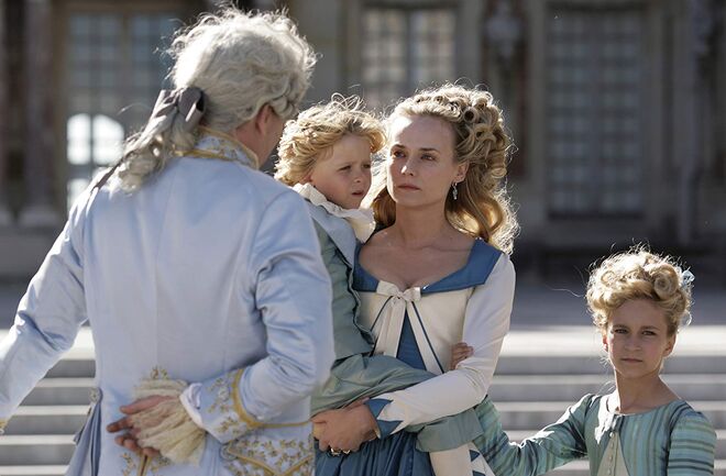 Diane Kruger no filme Farewell, My Queen, de Benoît Jacquot (2012). O vestido azul da imagem faz parte da exposição Marie-Antoinette ‒ Metamorphoses of An Image.