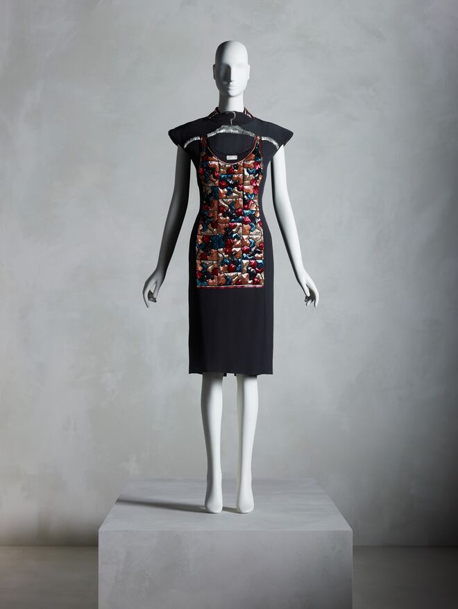 Vestdio de Karl Lagerfeld para Chloe, primavera/verão 1984. Na exposição In Pursuit of Fashion ‒ The Sandy Schreier Collection.