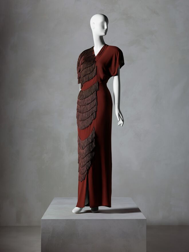 Vestdio de Gilbert Adrian, outono 1945. Na exposição In Pursuit of Fashion ‒ The Sandy Schreier Collection.