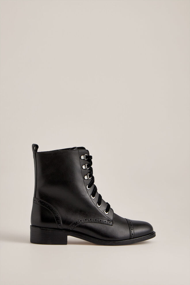 Botas, €119, Cortefiel 