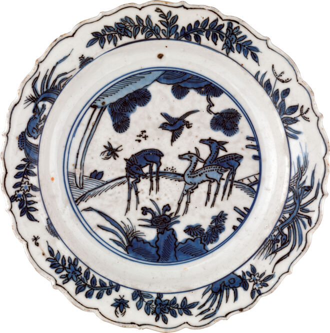 Prato em porcelana, China, final do período Jiajing (1522-1566) ou início do período Longqing (1567-1572). Exposição Luxo Asiático ‒ Porcelana, Laca e Seda ‒ Do Consumo à Apropriação.