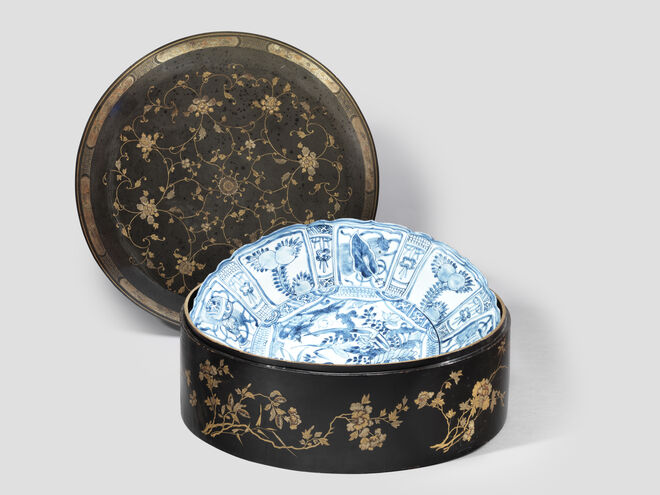 Peça da exposição Luxo Asiático ‒ Porcelana, Laca e Seda ‒ Do Consumo à Apropriação.