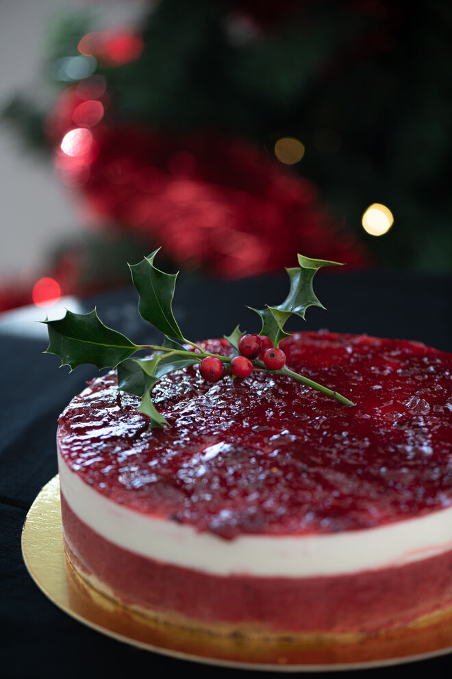 Bolo de Natal (de gelado), o cliente pode escolher até 3 sabores e uma cobertura. Devem ser encomendados com 3 dias de antecedência e levantados em qualquer uma das lojas, €35, Santini 