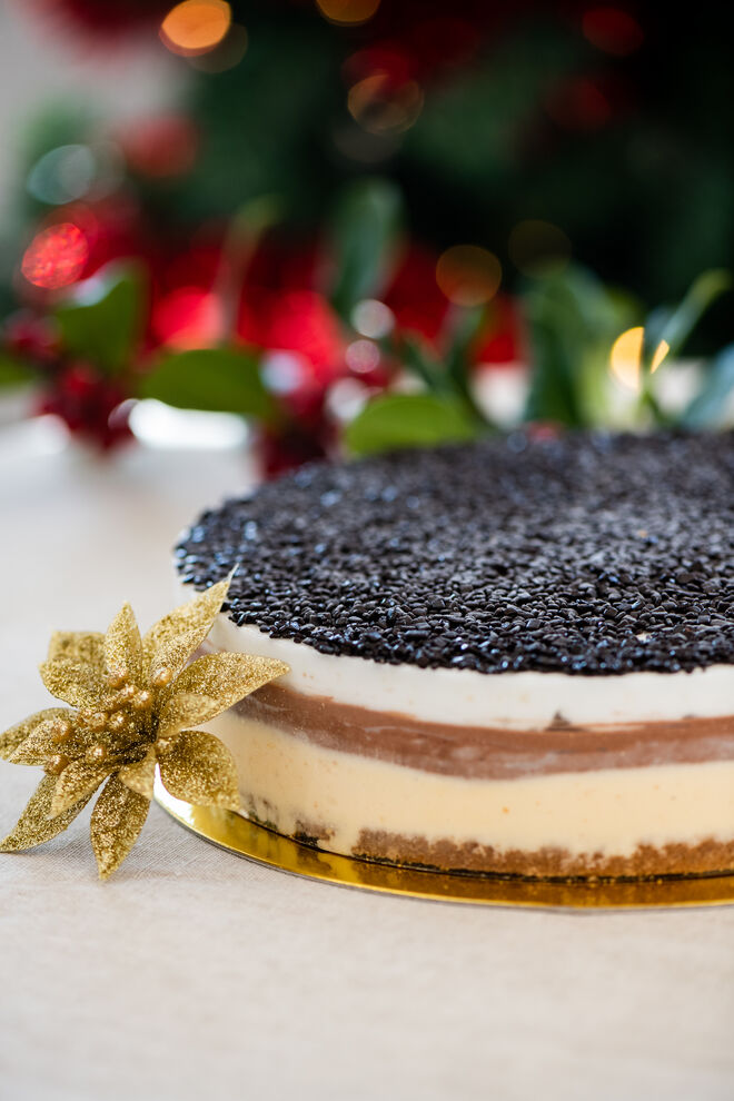 Bolo de Natal (de gelado), o cliente pode escolher até 3 sabores e uma cobertura. Devem ser encomendados com 3 dias de antecedência e levantados em qualquer uma das lojas, €35, Santini 