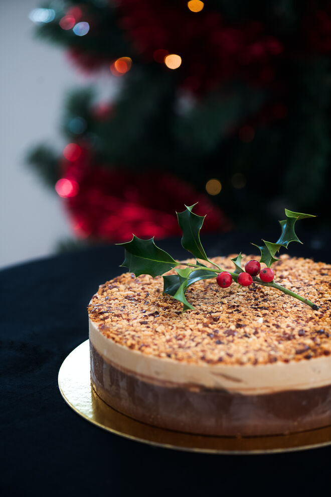Bolo de Natal (de gelado), o cliente pode escolher até 3 sabores e uma cobertura. Devem ser encomendados com 3 dias de antecedência e levantados em qualquer uma das lojas, €35, Santini 