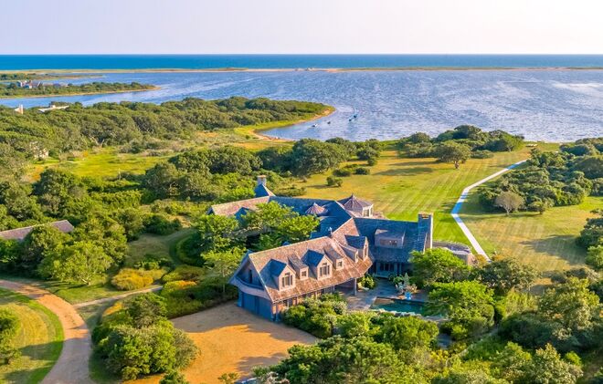 Família Obama | Martha’s Vineyard, Massachussetts
O ex-presidente dos Estados Unidos e a família acabam de comprar uma casa de 6 402 metros quadrados na ilha de Martha’s Vineyard, um dos seus destinos de férias favoritos, à semelhança das famílias Kennedy e Clinton. A propriedade, que inclui sete quartos de cama, oito casas de banho e duas alas para os convidados, foi adquirida por à volta de 9 milhões de euros e pertencia anteriormente ao dono da equipa de basquetebol Boston Celtics.  
