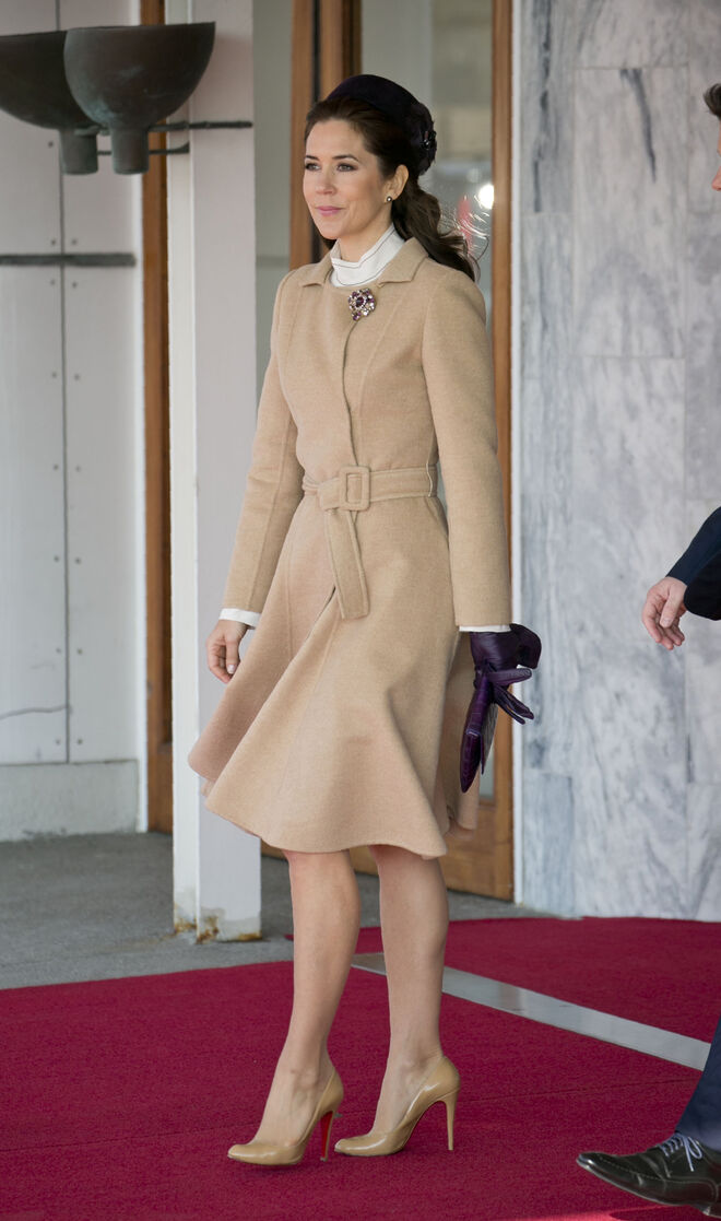 A princesa Mary da Dinamarca a receber os reis da Holanda no aeroporto de Copenhaga, em março de 2015.