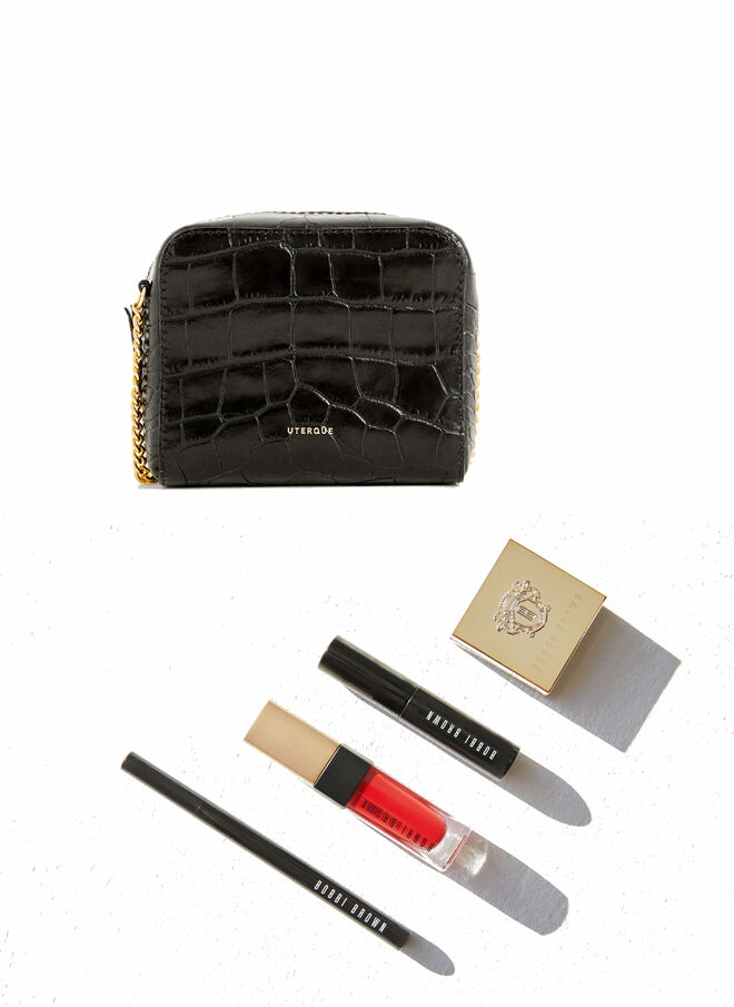 Carteira Uterqüe x Bobbi Brown, inclui quatro produtos: uma sombra de olhos Luxe Eye Shadow no tom Moonstone, uma máscara de pestanas Smokey Eye Mascara, um eyeliner Black Ink Liner e um batom Luxe Matte no tom Starlet Scarlet, €89, Uterqüe