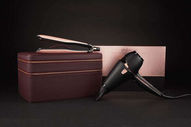 Deluxe Gift Set, composto por uma styler platinum+ e um secador profissional ghd air num sofisticado estojo, €225, ghd
