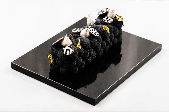 Tronco 2019, feito com Itakuja dark chocolate mousse, brigadeiro de chocolate, feuilletine de chocolate de leite e nozes pecan, mousse de praliné, merengue de côco, folha de ouro, €50, apenas sob encomenda no telefone 213 811 418 ou e-mail ritz.delicatessen@fourseasons.com, Ritz Four Seasons Lisboa