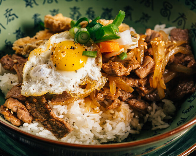 Donburi de Carne Wagyu, Ponzu, Cogumelos Eringii Crocantes e Ovo de Codorniz, €24,50