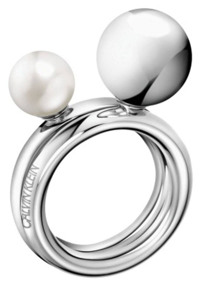 Anel Bubbly em aço e pérola, €79, Calvin Klein 
