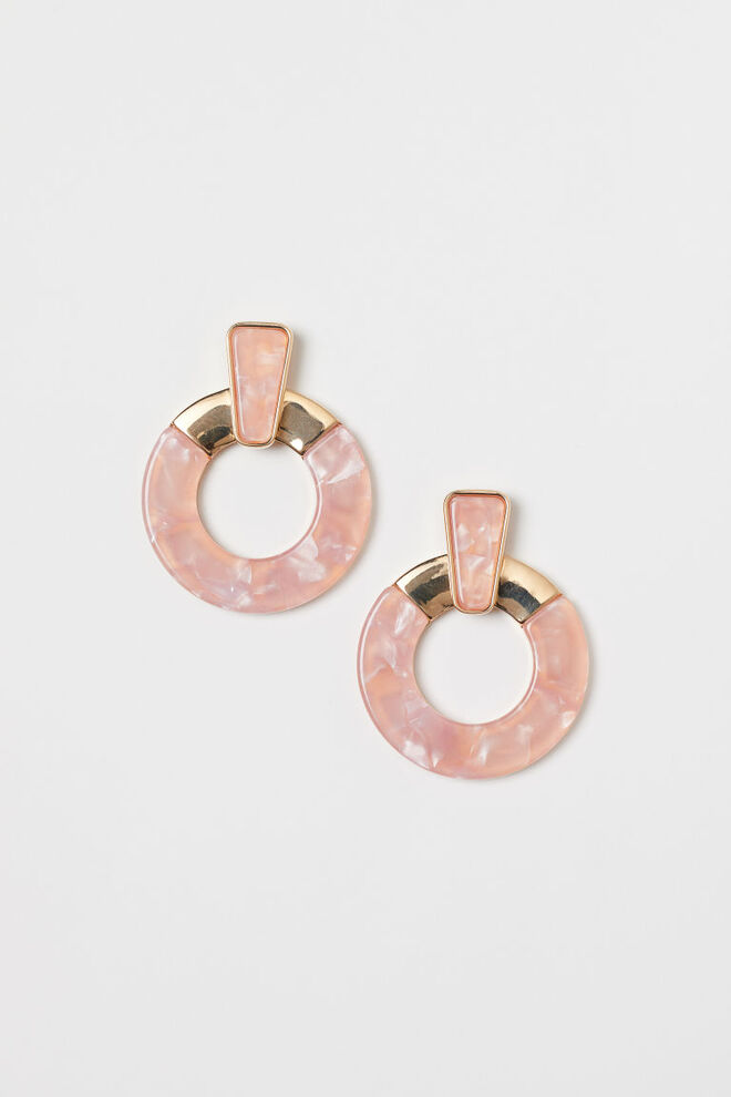 Brincos em resina, €9,99, H&M 