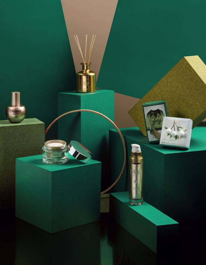 6- Festival Blue, difusor de fragrância de abeto, cedro e alecrim, 100ml, €23, Portus Cale | 7- Premier Cru Le Serum, €99,10, Caudalie | 8-Excellage Cream, €95,04, Institut Esthederm | 9- Sabonetes Pom-Pom Mistletoe, €6,50, e Cosy Sweaters Warm Cashmere, €7, Castelbel | 10- •	Invincible Tawny Night Cream, €119, Dvine