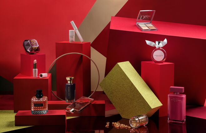 11- Rouge Coco Gloss no tom 814 Crystal Clear, €31, e Le Vernis no tom 711 Pure White, €26, Chanel | 12- Lady Million Empire, eau de parfum, 80 ml, €106,45, Paco Rabanne | 13- Pure Color Envy Color Replenish Lip Balm, €33, Estée Lauder | 14- Magnetista, eau de parfum, 50 ml, €29,99, Oriflame | 15- Born in Roma, eau de parfum, 50 ml, €88, Valentino | 16- Idôle, eau de parfum, 50 ml, €85, Lancôme | 17- Dior Backstage Glow Face Palette no tom 003, Dior | 18- Mademoiselle Rochas, eau de parfum, 50 ml, €69, Rochas | 19- Narciso Rodriguez for her, eau de parfum, 100 ml, €114, Narciso Rodriguez | 20- Advanced Ceramide Capsules for Eyes, €60,45, Elizabeth Arden