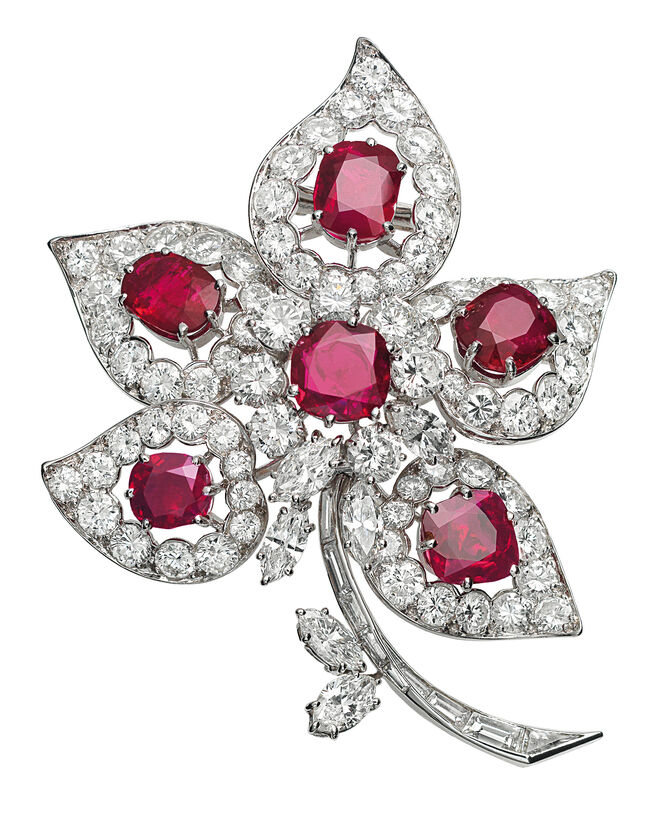 Pregadeira Cinco Folhas, Van Cleef & Arpels, 1967. Na exposição Van Cleef & Arpels – Time, Nature, Love no Palazzo Reale em Milão.